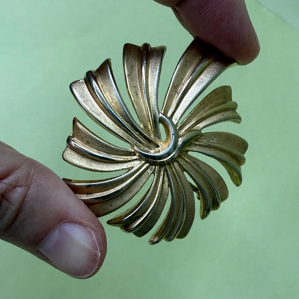 Vintage Trifari Gold Large Swirl Brooch